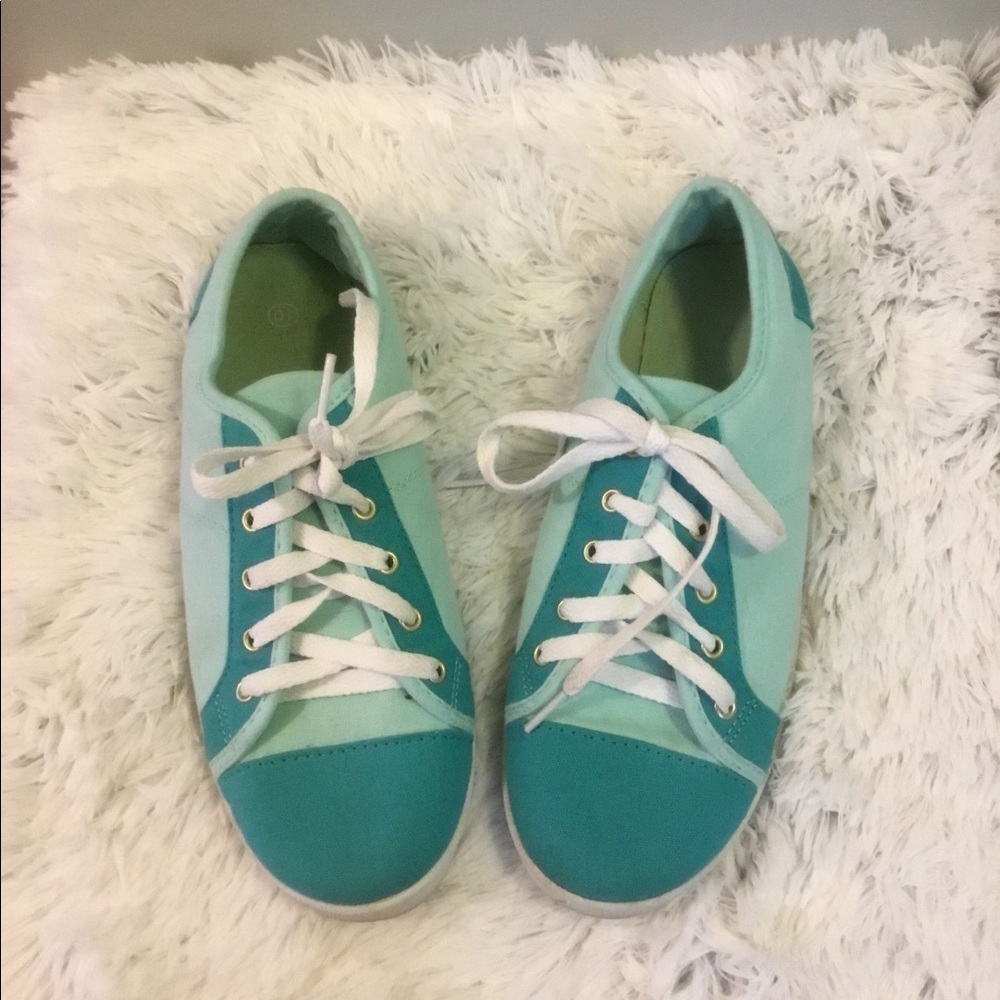 Avon two tone size 10 Sneaker greens